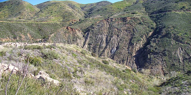Looking across the canyon at the former dam site in 2009, with outlines of recent and post-collapse landslides visible on the far banks