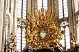 Gloire en stuc doré avec sa colombe dans la basilique de Saint-Maximin-la-Sainte-Baume.