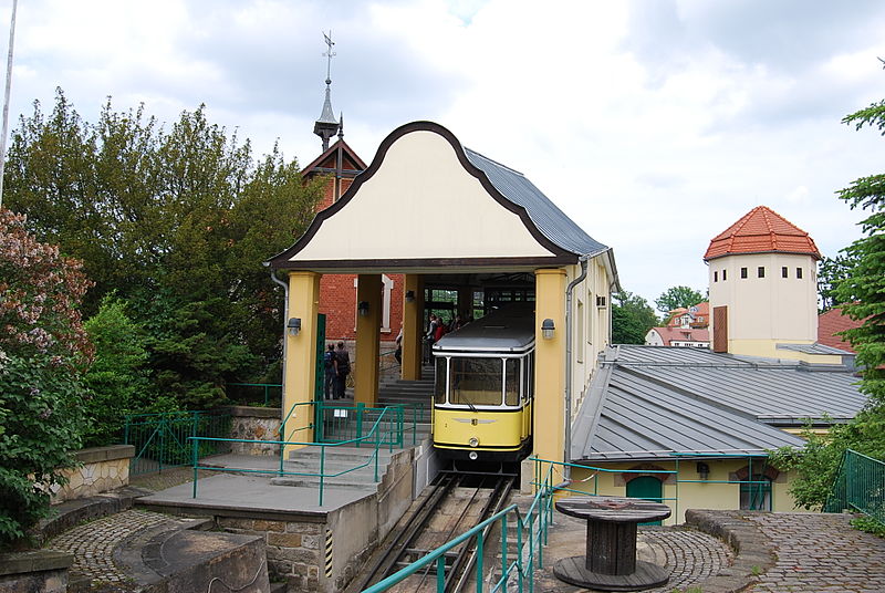 File:Standseilbahn Dresden an der Bergstation Weißer Hirsch.jpg