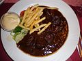 Carbonade flamande / Stoverij com batatas fritas e salada