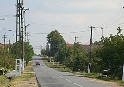 Straßenzug in Neubeschenowa (Dudeștii Noi), rechts und links Abwassergräben