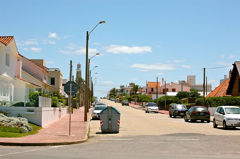 File:Streets of Punta del Este (5364090953).jpg
