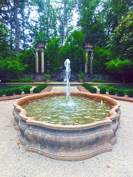 File:Swan House - Fountain.jpg