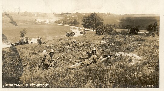 Fotografie “Útok tanků s pěchotou” z vojenského cvičiště Milovice, 1930 (Archiv obce Mladá, inv. č. 20)