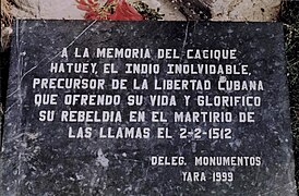Tarja en la base de la estatua de Hatuey
