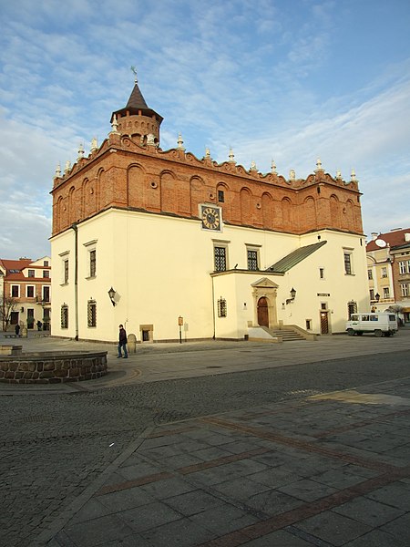 File:Tarnów, centrum města, Rynek, budova radnice.JPG