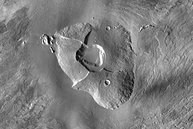 Tharsiksen kupoli.  Mosaiikkikuva perustuu Mars Odyssey -kiertoradalla otettuihin kuviin.