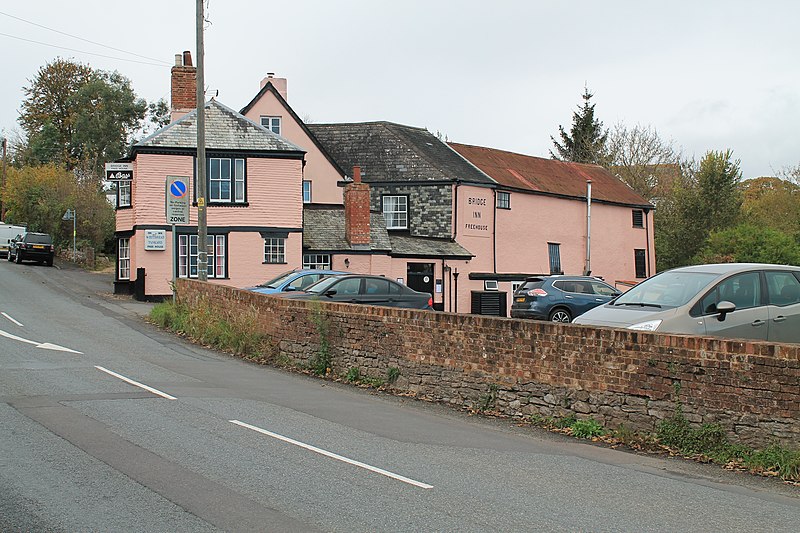 File:The Bridge Inn, Topsham 06.jpg