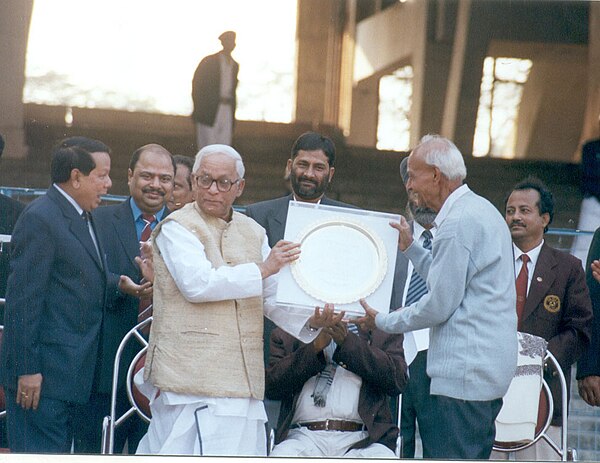 Manna (right) being felicitated by Chief Minister Buddhadeb Bhattacharjee (left), 2006