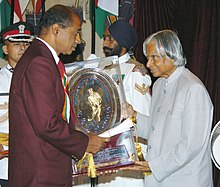 Prezident doktor A.P.J. Abdul Kalam 2006 yil 29 avgustda Nyu-Dehlida porlab turgan vazifasida kurash uchun Shri Xarish Chandra M. Birajdarga Dyan Chand mukofotini topshirmoqda.