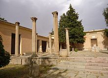 Cours antique avec des escalier et des colonnes