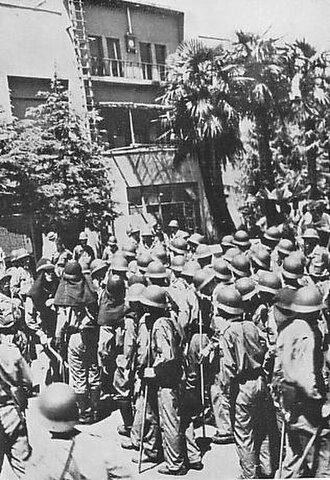 American soldiers outside Toho Studios in August 1948 due to the intensity of the third dispute