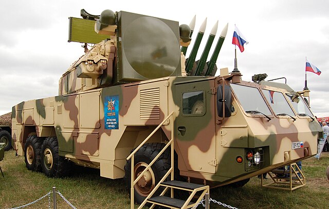 Tor M2E on MZKT-6922 vehicle features at the MAKS 2009 show (Buk missiles in the background)