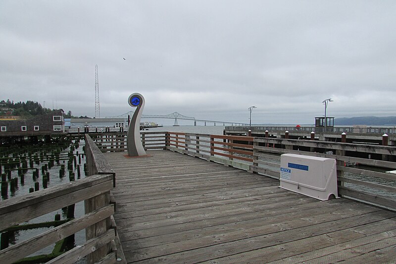 File:Tour Boat landing 2886.jpg