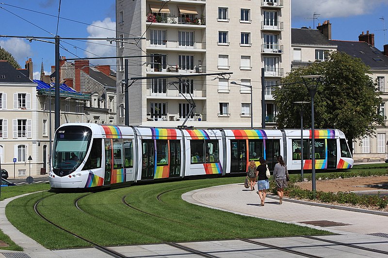 File:Tramway d'Angers à la gare St-Laud par Cramos.JPG