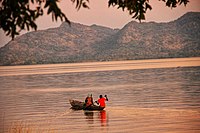 Traversée de la Benoué à pirogue.