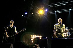 דוגי פיין (משמאל) ופראן הילי (מימין) בהופעה חיה באוקטובר 2007