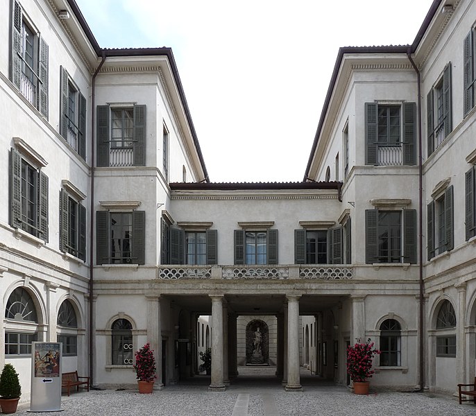 File:Trento-cortile Palazzo Thun-perspective.jpg