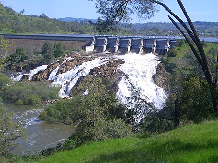 Tập_tin:Tulloch_Dam_Stanislaus_River.jpg