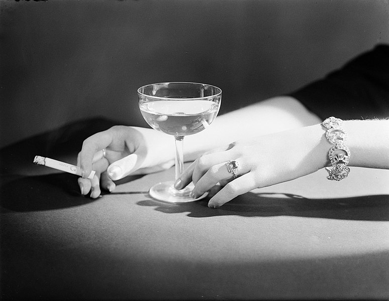 File:Twee vrouwenhanden met ring en armband, een sigaret en een glas champagne, Bestanddeelnr 190-0854.jpg