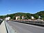 Blick von der Weserbrücke auf die Häuser an der Straße Unter den Eichen in Bad Karlshafen