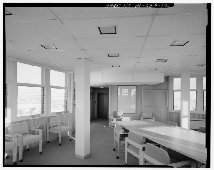 File:VIEW OF CONFERENCE ROOM FACING NORTH. - U.S. Naval Base, Pearl Harbor, Submarine Dive Tower, Intersection of Clark and Morton Streets, Pearl City, Honolulu County, HI HABS HI,2-PEHA,179-12.tif
