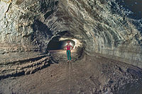 Пещера Валентина Lava Beds National Monument  (англ.) (рус., Калифорния. Лавовая трубка классической формы, на стенах можно заметить уровень, на котором протекала лава