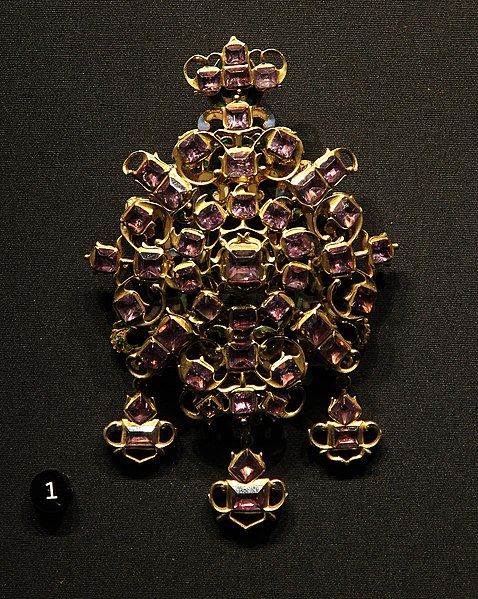 File:Victoria and Albert Museum Jewellery 11042019 Pendant Gold Amethysts Spain 17th century 3093.jpg