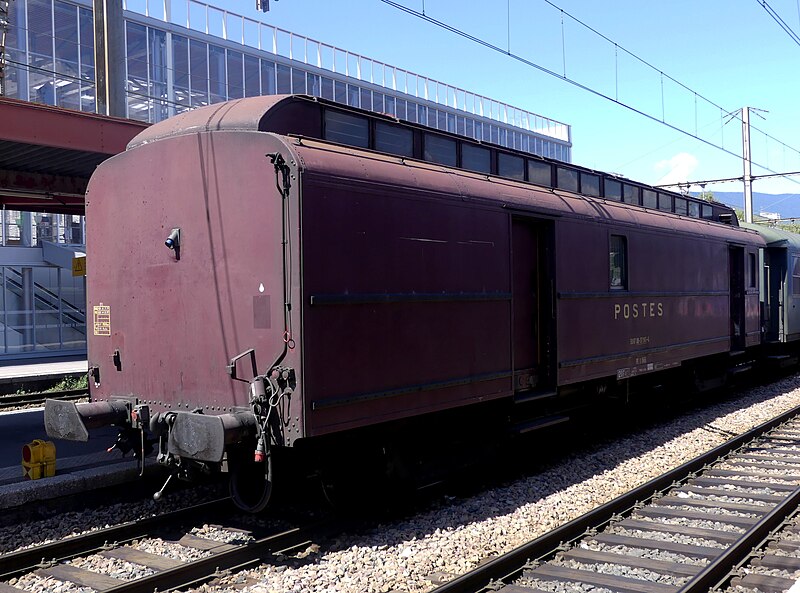 File:Vieux wagon postal en gare de Chambéry en 2021.JPG