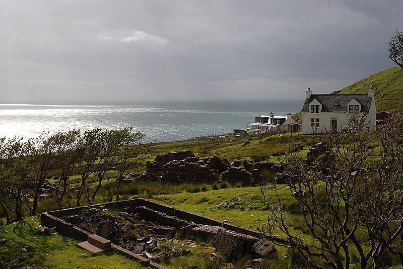 File:View over ruins in northern Melvaig - geograph.org.uk - 1372097.jpg