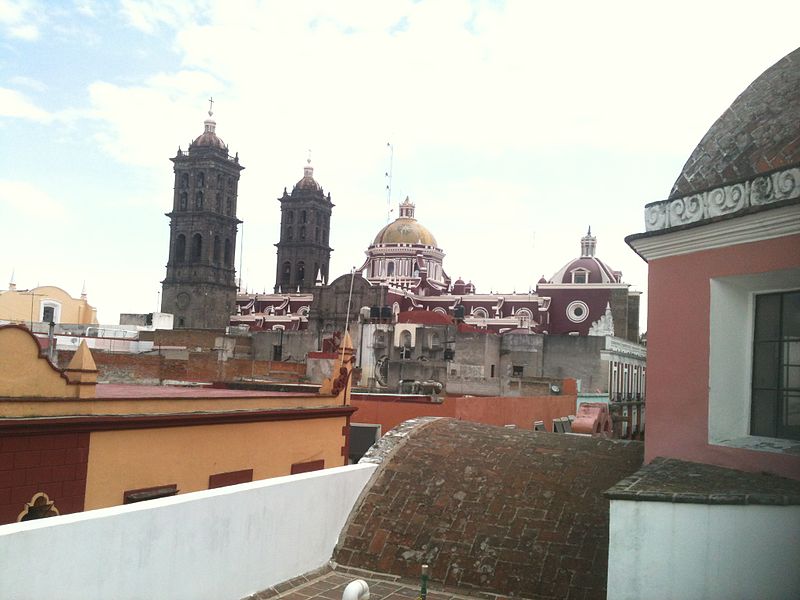 File:Vista de la Catedral de Puebla desde la terraza del Museo Amparo..jpg