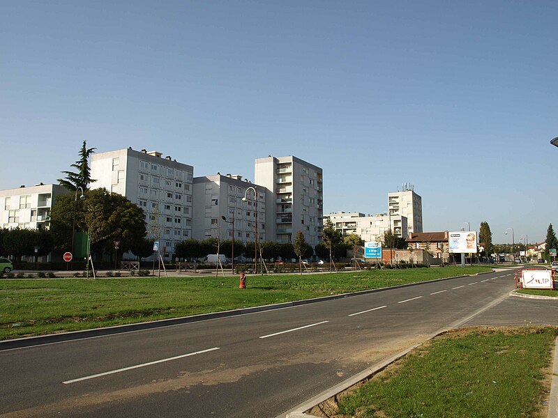 File:Vitry Quartier Bords de Marne.JPG