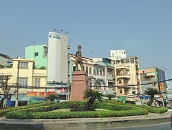 Tượng đài Phan Đình Phùng tại vòng xoay trước Bưu điện Trung tâm Chợ Lớn (Bưu điện Quận 5)