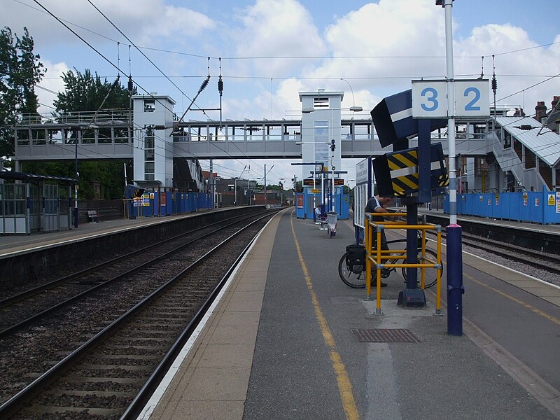 File:West Hampstead Thameslink stn fast look north June 09.JPG