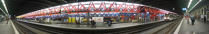 Concourse von Gleis 3 aus gesehen, wenn (direkt mit dem Rücken zum Bahnhofsgebäude