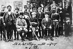 Yörük Əli Efe (ortada oturub) dostları ilə. 19 iyun 1919-cu il.