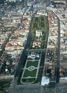 Der östliche Arm des sogenannten Grünen Hufeisens mit dem Kunstpavillon und dem Gebäude der Akademie