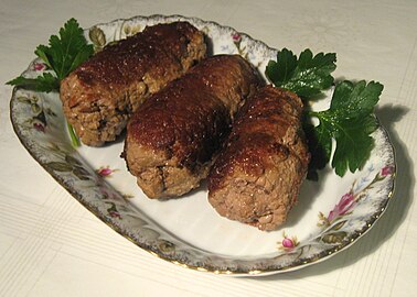 Zrazy wołowe : roulades de bœuf servies à la sauce à l'huile.
