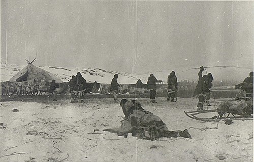 Рис. 13. Весенний праздник разделения стада. Вход в загородку. (Фот МАЭ И-1454-606).