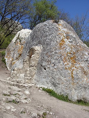 Ескі-Кермен. храм Трьох Вершників 13 ст.jpg