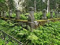 Миниатюра для Файл:Покрытое травой захоронение на кладбище в Сортавале. A tomb covered in grass in Sortavala.jpg