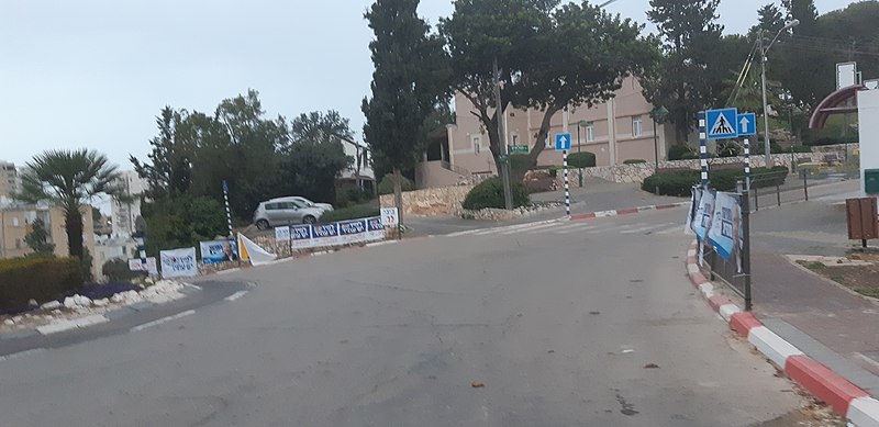 File:בכיכר בגבעת נשר שלטי מפלגות ושלטי מחאה ביום הבחירות 23 במרץ 2021 08.jpg