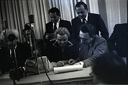רחל כהן כגן חותמת על מגילת העצמאות 1948.jpg