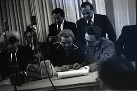 רחל כהן כגן חותמת על מגילת העצמאות 1948.jpg