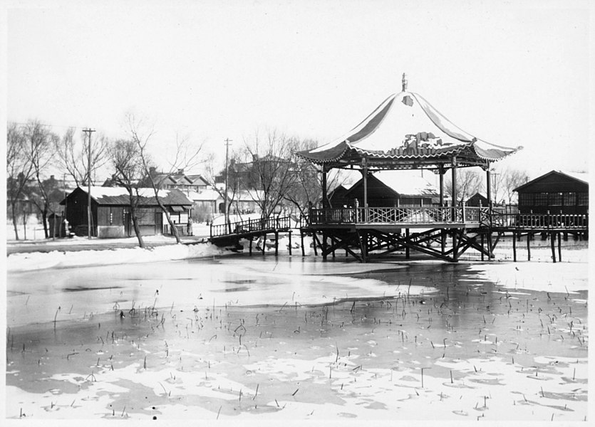 支那の公園 （奉天） 雜踏の都であり、喧噪の都であると云ふ樣な印象を旅人に與ふる、滿洲第一の都會である所の奉天の城内にも、斯うした俗塵を拂ふに足る鄙びやかなる一境地があるのである、冬は敢て訪ふ人も殆どないが夏季陽炎の舞ひ騰る比ひは、淸楚たる華人の逍遙甚だ繁く、湖面には舟さへ泛んで涼味津々たるものがある