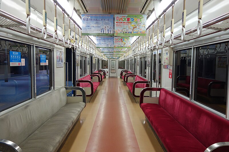 File:大阪府都市開発(泉北高速鉄道)5000系車内 リニューアル前.jpg