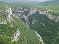 Le Martel, od izhodišča pri Maline. Nasproti je klif les Cavaliers. spodaj Verdon pri Pré (travnik) d’Issane.