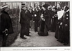 1907-01-12, Blanco y Negro, Visita de sus majestades al Hospital Militar de Madrid, en Carabanchel, Goñi.jpg