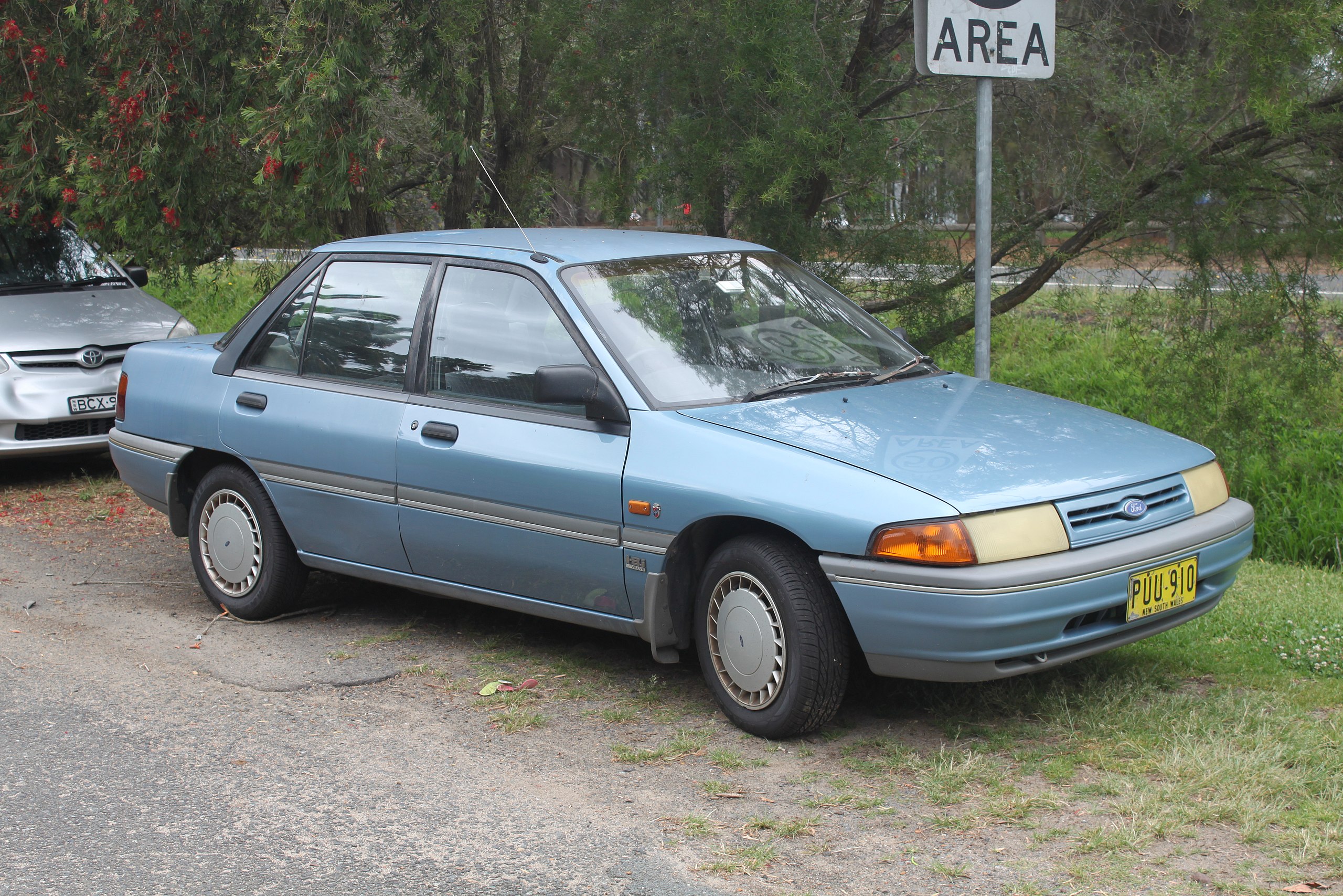 File:1990 Ford Laser (KF) Ghia sedan (22353155069).jpg - Wikimedia