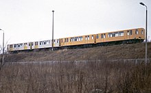 Beide Lackierungsvarianten (links BVB Ost, rechts BVG West) auf dem Überführungsgleis am Bahnhof Wuhletal, 1991